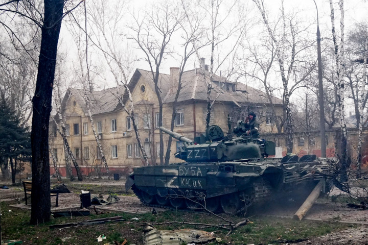 A donyecki szakadár milícia harckocsija Mariupol Levoberezsnyij kerületében – Fotó: Mihail Andronik / Sputnik / AFP