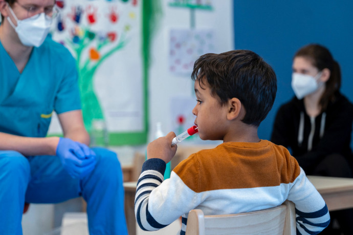 Nyalókás PCR-tesztekkel készülnek a hatodik hullámra a bécsi óvodák