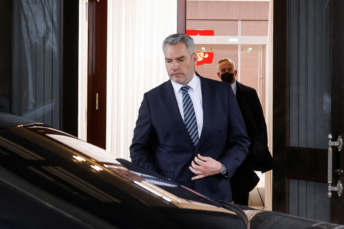 Karl Nehammer osztrák kancellár távozik a Vlagyimir Putyin orosz elnökkel folytatott megbeszélése után – Fotó: Dragan Tatic / Bundeskanzleramt / AFP