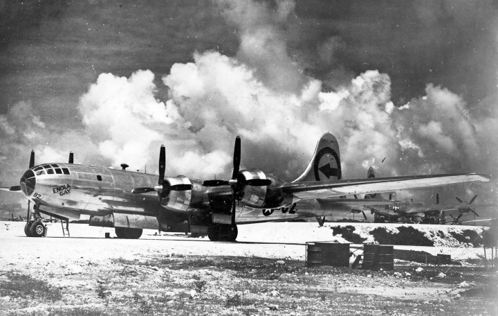 Az Enola Gay és a gombafelhő Hirosimában – Fotó: Universal Images Group / Getty Images