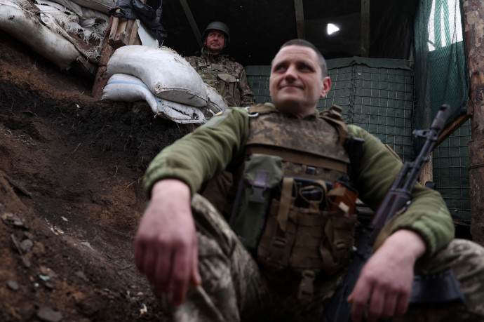 Ukrán katonák egy lövészárokban a luhanszki frontvonalon – Fotó: Anatolii Stepanov / AFP