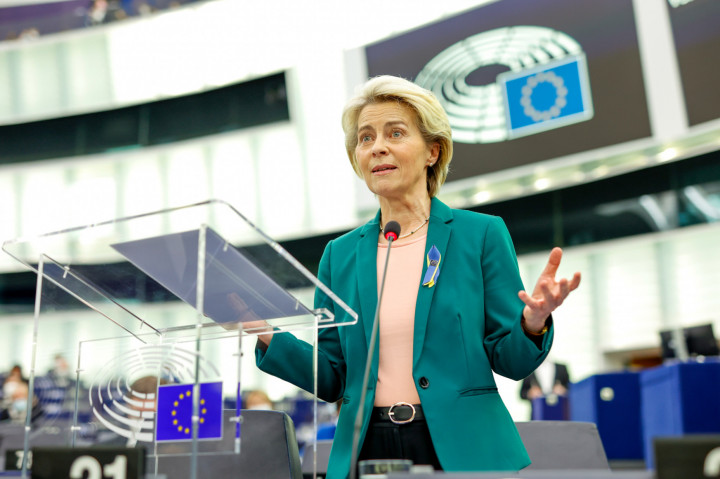 Ursula von der Leyen 2022. április 5-én bejelenti az Európai Parlament előtt, hogy az Európai Bizottság Magyarország esetében megindítja a jogállamisági mechanizmust – Fotó: Mathieu Cugnot / Európai Parlament