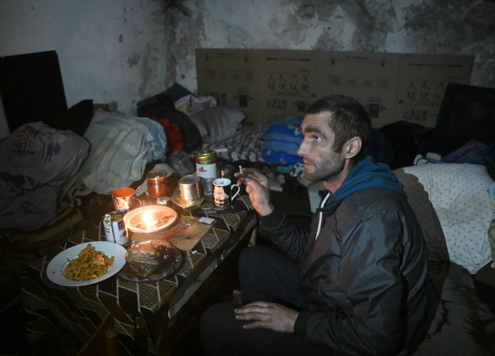 Egy mariupoli lakos egy pincében húzta meg magát – Fotó: ILYA PITALEV / SPUTNIK VIA AFP