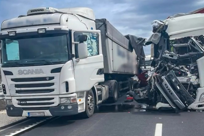 Egy tolató kamion okozott balesetet, ezzel 9 órára bedugult az M4-es múlt pénteken