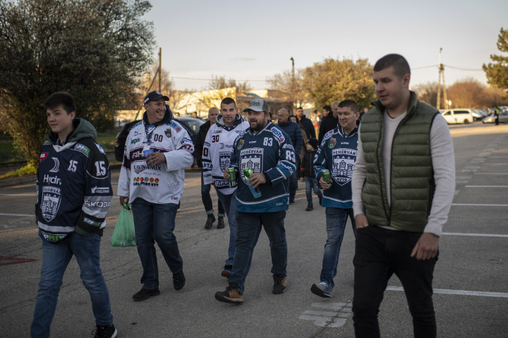 Magyar és osztrák szurkolók érkeznek a fehérvári stadionba – Fotó: Bődey János / Telex