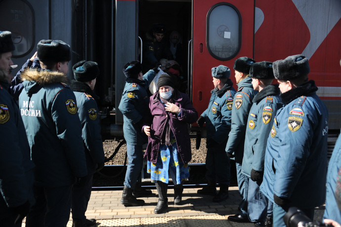 Mariupolból érkező civileket fogadnak orosz rendőrök az ukrán határtól ötszáz kilométerre fekvő Tambovban – Fotó: Alexey Suhorukov / Sputnik / AFP