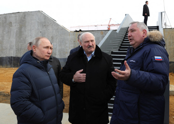 Vlagyimir Putyin, Alekszandr Lukasenko és Dmitrij Rogozin, a Roszkozmosz vezetője 2022. április 12-én, Vosztocsnijban – Fotó: Sputnik / Reuters