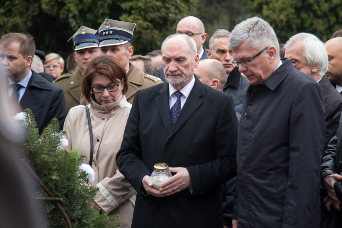 Antoni Macierewicz honvédelmi miniszter a repülőgép-katasztrófa alkalmából tartott megemlékezésen Szmolenszk közelében 2016-ban – Fotó: Mateusz Wlodarczyk / NurPhoto / AFP