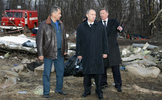 Vlagyimir Putyin a katasztrófa helyszínén a vészhelyzeti miniszterrel és Szergej Ivanov miniszterelnök-helyettessel 2010. április 10-én – Fotó: ALEXEY NIKOLSKY / RIA NOVOSTI / AFP