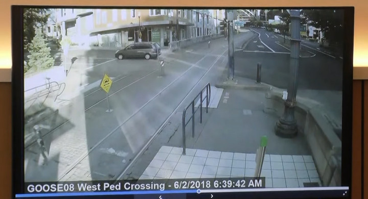 Egy térfigyelő kamera felvette az asszony kocsiját a szakácsképző iskola közelében – Forrás: KGW / YouTube