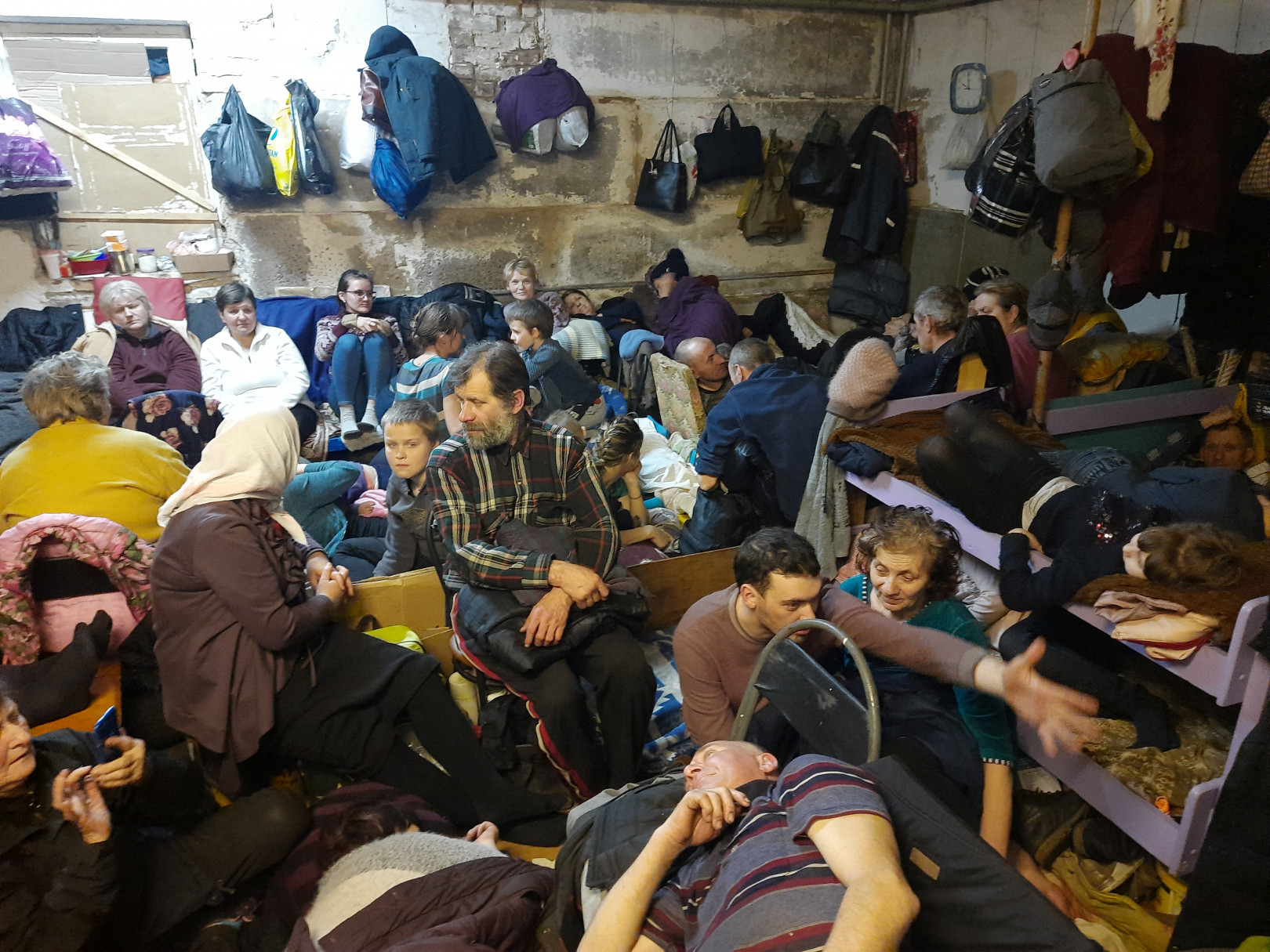 Jahidnei lakosok ülnek az iskolai pincében 2022. március 31-én, egy nappal azután, hogy az orosz csapatok távoztak a faluból. Többen azért maradtak még akkor is a pincében, mert a házuk megsemmisült vagy megrongálódott – Fotó: Olha Meniaylo / Reuters