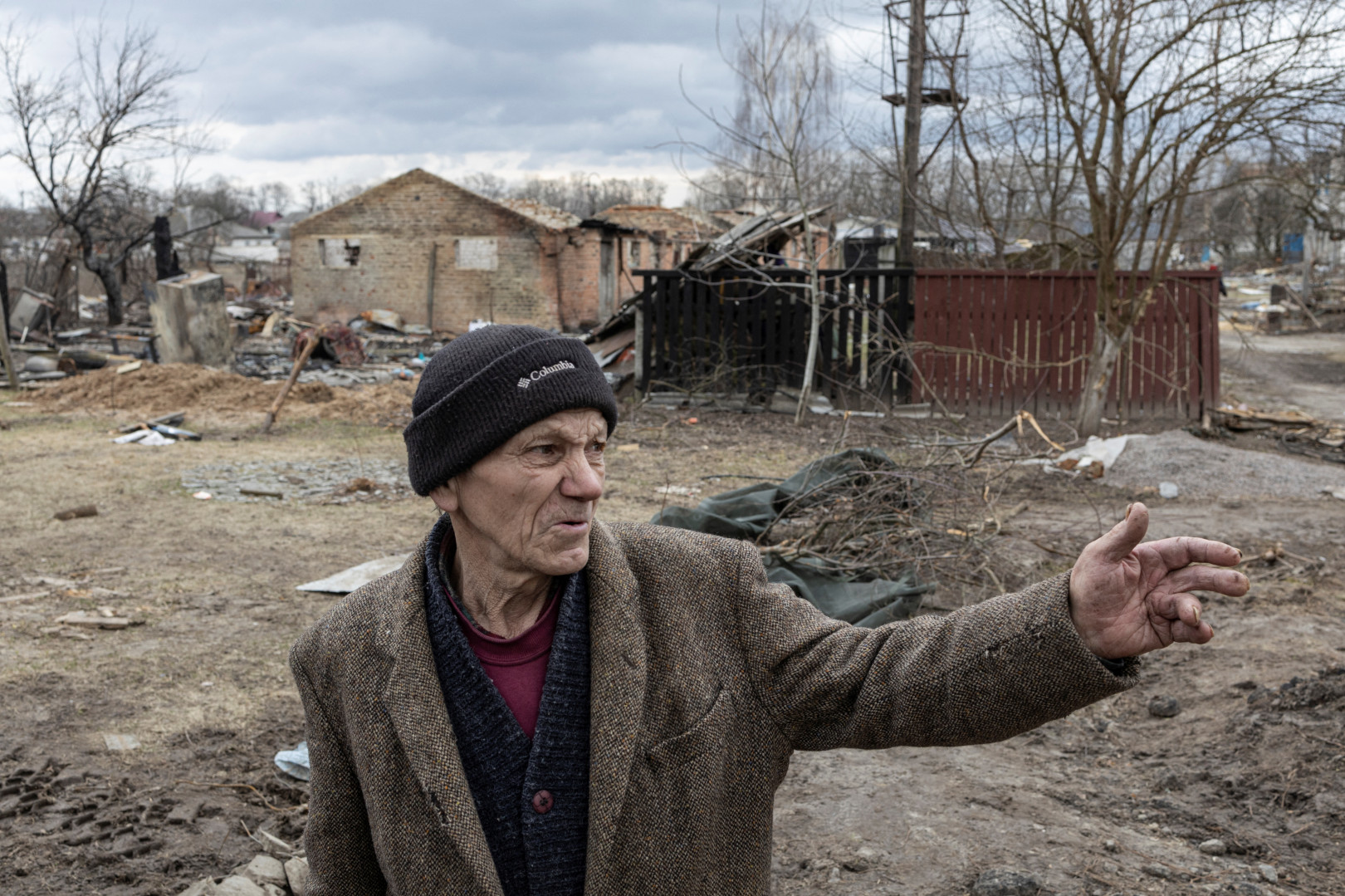 A 71 éves Petro Hljisztun házak romjai előtt Jahidnéban – Fotó: Marko Djurica / Reuters