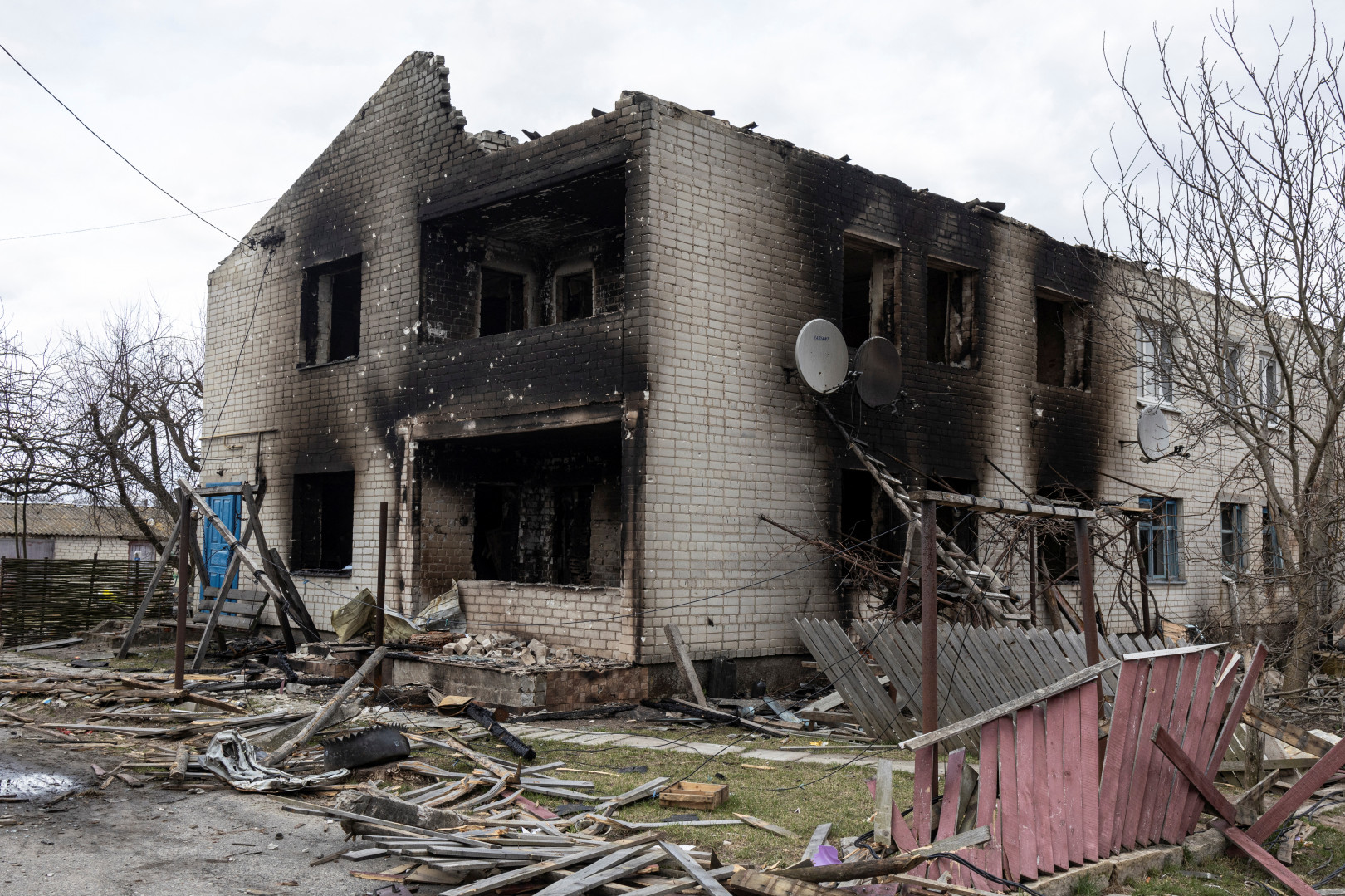 Elpusztított épület Jahidnéban – Fotó: Marko Djurica / Reuters