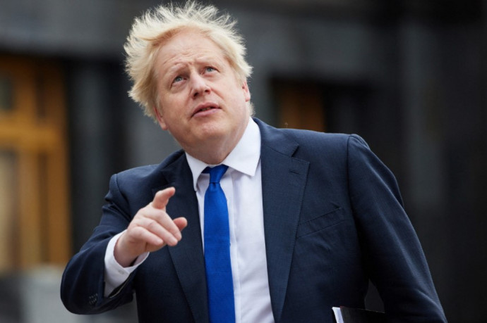 Boris Johnson az első brit miniszterelnök, akit törvénysértésen kapnak, hivatalosan elítélnek és megbüntetnek