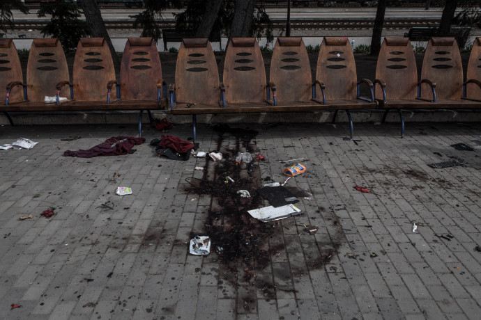 A kramatorszki vasútállomás 2022. április 09-én, a rakétatámadás után – Fotó: Andrea Carrubba / Anadolu Agency / AFP