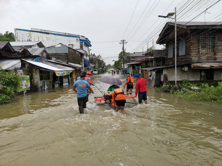 Mentési munkálatok egy elárasztott településen Leyte tartományban 2022. április 10-én – Fotó: Philippine Coast Guard / Reuters