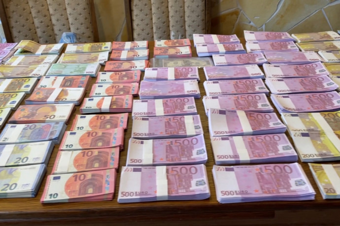 Egy budapesti mesterbűnöző csomagküldő szolgálatokon keresztül rendelt külföldről egymilliárd forintnak megfelelő hamis dollárt és eurót