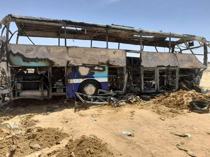 A balesetet szenvedett busz roncsa 2022. április 13-án, Dél-Egyiptomban – Fotó: AFP
