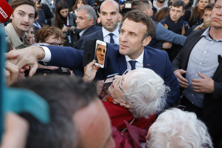 Emmanuel Macron kampánykörútján támogatókkal találkozott az észak-franciaországi Carvinban – Fotó: Ludovic Marin / AFP