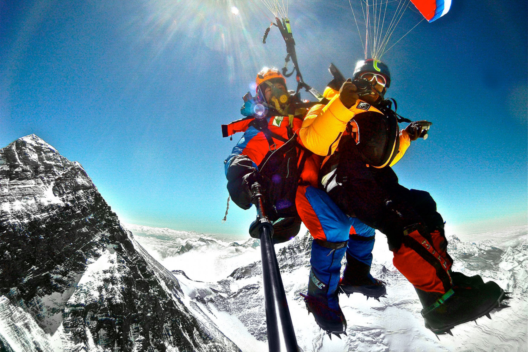 Sano Bubu Sunuwar és Lakpa Tsheri őrült kalandja: fel az Everestre, siklóernyővel le, majd vadvízi kajakozás az óceánig