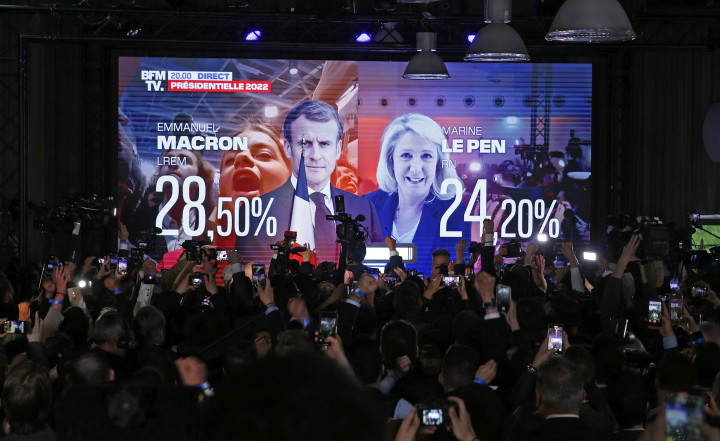 Eredményváró a párizsi Pavillon Chesnaie du Royban az elnökválasztás első fordulóján (a százalékok nem a végső eredményt mutatják) – Fotó: Chesnot / Getty Images