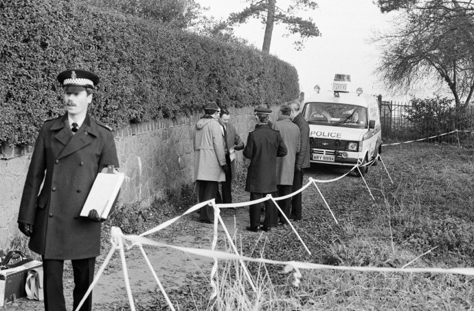 Bűnügyi helyszínelők a Leicestershire-i Narborough-ban1983. november 23-án egy gyilkosság helyszínén. Az elkövető, Colin Pitchfork volt az első, akit DNS minta alapján ítéltek el, életfogytiglani börtönbüntetést kapott – Fotó: Leicester Mercury / Mirrorpix / Getty Images