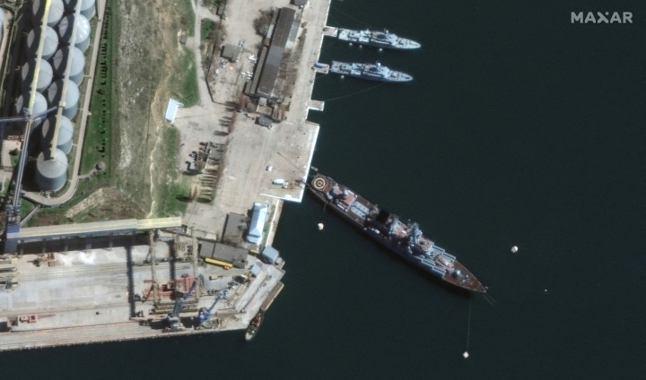 Műholdfelvételen a Moszkva nevű hadihajó 2022. április 7-én Szevasztopolban – Fotó: Maxar Technologies / Reuters