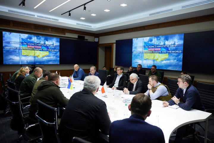 Petr Fiala cseh kormányfő (b2), Janez Jansa szlovén miniszterelnök (b), Mateusz Morawiecki lengyel miniszterelnök (b3) és Jarosław Kaczyński, a lengyel kormányzópárt, a Jog és Igazságosság (PiS) elnöke, miniszterelnök-helyettes (b4) megbeszélést folytat Volodimir Zelenszkij ukrán elnökkel és Denisz Smihal ukrán kormányfővel, Kijevben, 2022. március 15-én – Fotó: Ukrán Elnöki Hivatal / AFP
