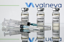 Jóváhagyta a Valneva inaktivált víruson alapuló Covid-vakcináját a brit gyógyszerfelügyelet