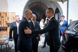 Szijjártó Kolozsváron: nem a magyar kormány dolga, ha Magyarország által is fizetett európai forrásokból szállítanak fegyvert Ukrajnának
