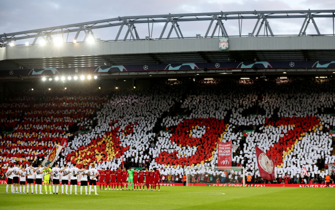 A kezdőrúgás előtt az 1992-es Hillsborough-tragédia 97 áldozatára emlékeztek a stadionban – Fotó: Phil Noble / Reuters