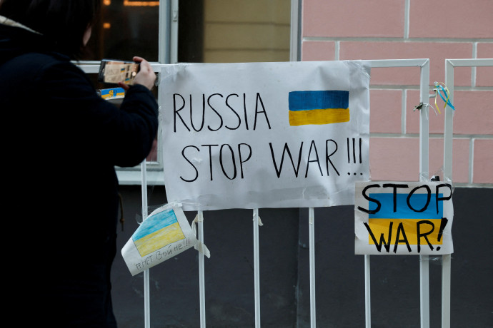 Tallinnban „véres” alsóneműben tiltakoztak az ukrán nők tömeges megerőszakolása ellen