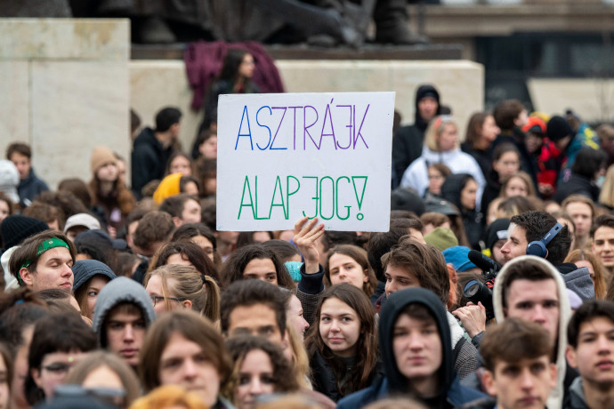 Március 16-án több ezer diák tartott szolidaritási tüntetést a tanárokért a Kossuth-téren – Fotó: Melegh Noémi Napsugár / Telex