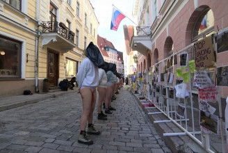 Tallinnban „véres” alsóneműben tiltakoztak az ukrán nők tömeges megerőszakolása ellen