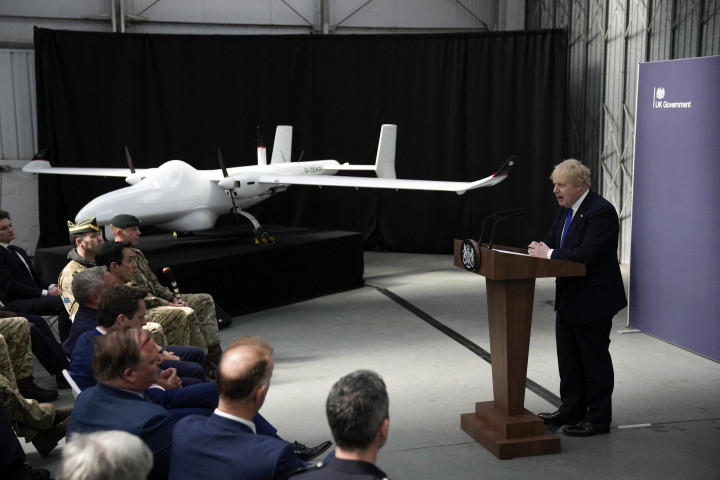 Boris Johnson sajtótájékoztatón ismerteti a tervezet részleteit április 14-én – Fotó: Matt Dunham / AFP