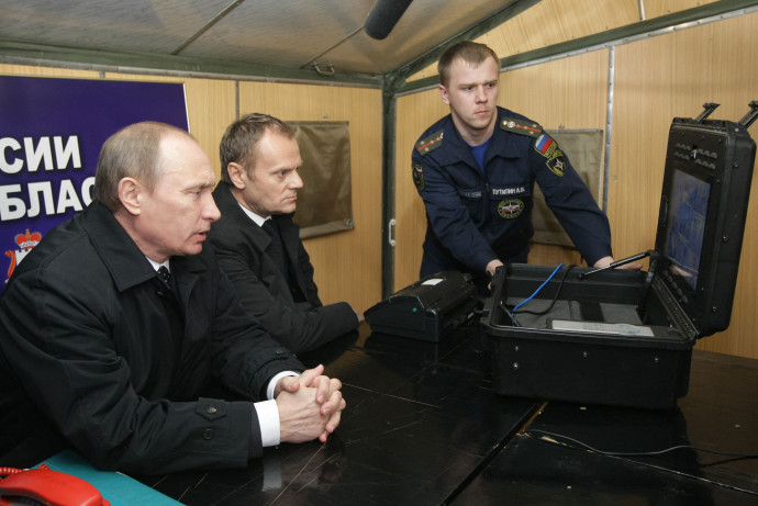Vlagyimir Putyin és Donald Tusk a repülőgép-szerencsétlenség helyszínén 2010. április 10-én – Fotó: Alexey Nikolsky / Novosti / AFP