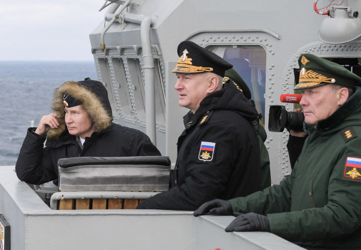 Vlagyimir Putyin orosz elnök, Alekszandr Dvornyikov, az orosz szárazföldi erők vezérezredese és Nyikolaj Jevmenov, az északi flotta főparancsnoka részt vesz az északi és fekete-tengeri flotta közös gyakorlatán a Fekete-tengeren, a krími Szevasztopolban – Fotó: Alexei Druzhinin / Sputnik / AFP