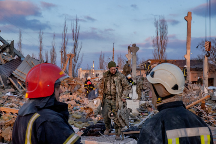 A mikolajivi laktanyát ért támadás helyszínén dolgoznak a mentőszolgálat emberei 2022. március 18-án – Fotó: Huszti István / Telex