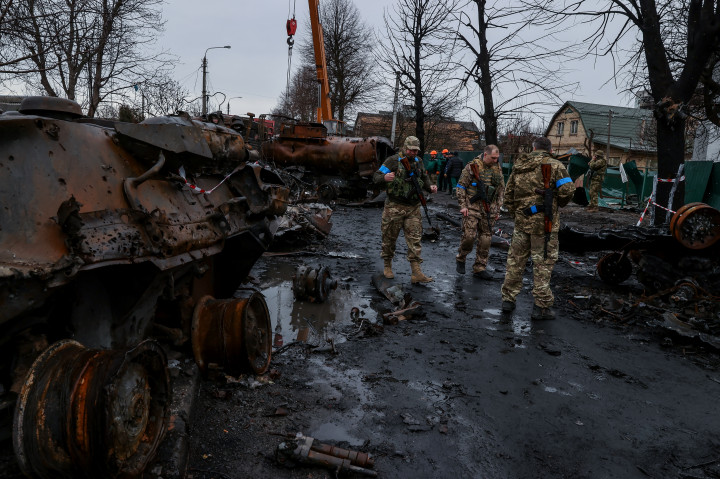 Kiégett harcjárművek, amit az oroszok hátrahagytak a brutális bucsai események után – Fotó: Huszti István / Telex