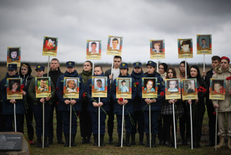 Romok, tömegsírok, megemlékezések a halottakért – az orosz-ukrán háború 50. napja képekben