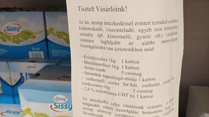 Mennyiségi korlátozásról szóló tájékoztató egy diszkontlánc boltjában 2022. március 31-én. Fotó: G7