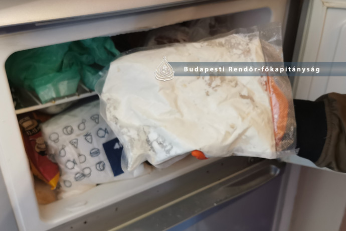 Másfél kiló amfetamin került elő, amikor a rendőrség lecsapott egy háromtagú drogkereskedő bandára