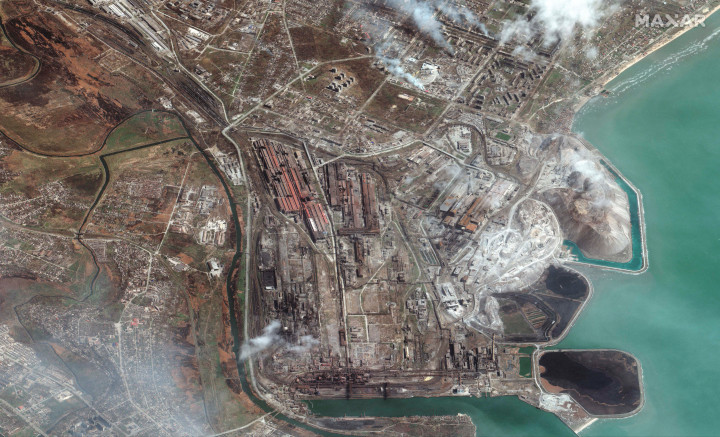 Műholdfelvételen Mariupol hatalmas acélüzeme, az ellenállóknak rejtekhelyet jelentő Azovstal – Fotó: Maxar Technologies / Reuters
