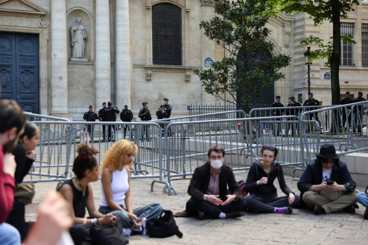 Tiltakozó diákok a Sorbonne előtt Fotó: Johanna Geron / Reuters
