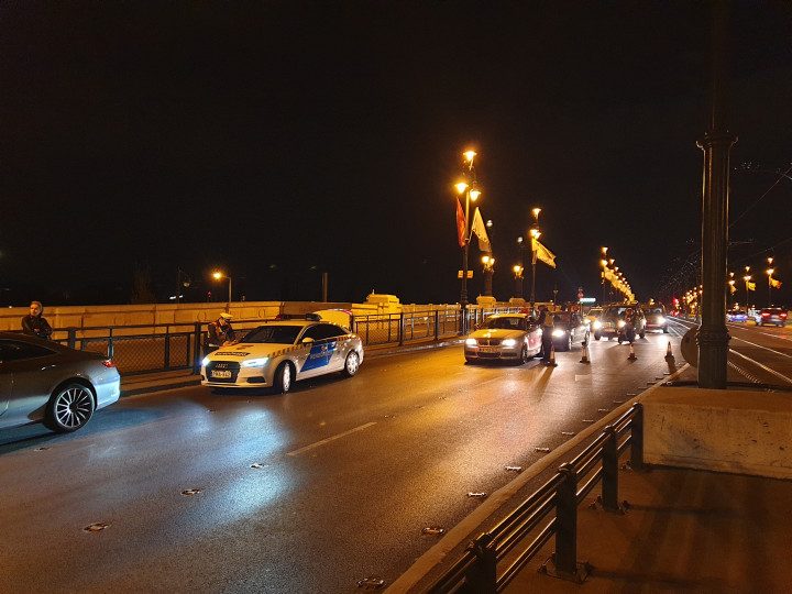 A Margit hídi közúti ellenőrzés péntek este 22 órakor – Olvasói fotó / Telex