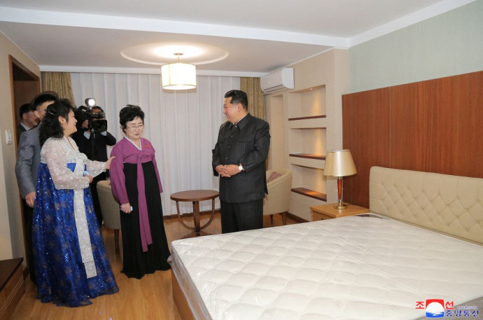 Kim Dzsongun megtekinti az új észak-koreai felhőkarcolót – fotó: KCNA via Reuters