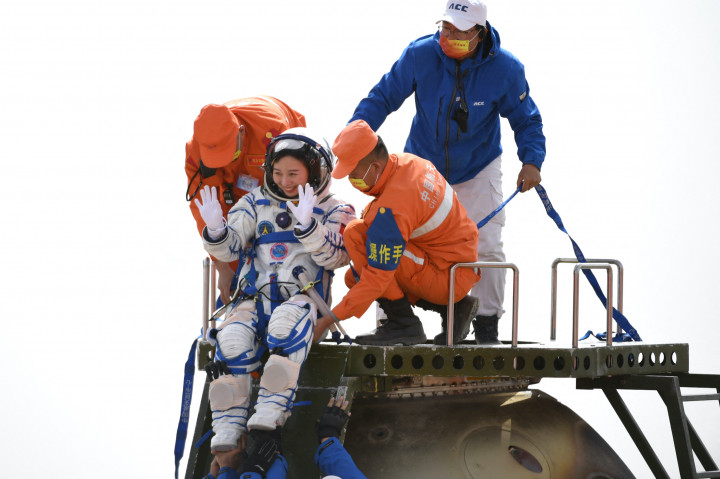 183 világűrben töltött nap után értek vissza a Földre kínai űrhajósok