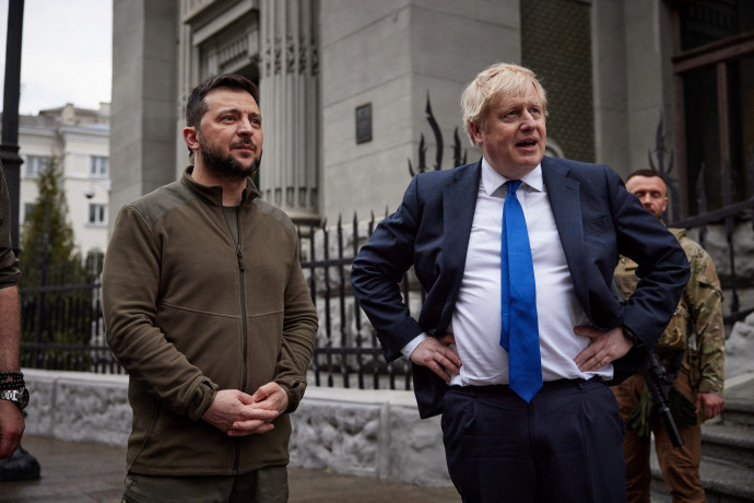 Volodimir Zelenszkij ukrán elnök és Boris Johnson brit miniszterelnök 2022. április 9-én, Kijevben – Fotó: Ukrainian Presidential Press Service / Reuters