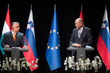 Feljelentést tesznek a szlovén miniszterelnök pártsajtójának „rogáni” finanszírozása miatt