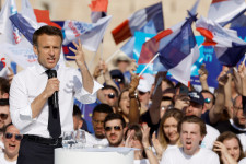 Macron megígérte, hogy Franciaország felhagy a fosszilis energiaforrások használatával
